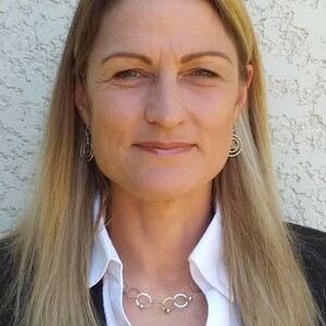 Karen Betts Saint-Clair-de-la-Tour, , Hygiène alimentaire et nutrition, Cures de restriction, diète, mono diète et jeûne , Micronutrition, Aromathérapie - Olfactothérapie, Phytothérapie, Exercices respiratoires , Psychopratique, Naturopathie