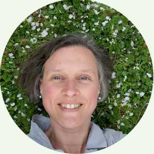 Julie Cadilhac Naturopathe Roubaix, , Hygiène alimentaire et nutrition, Aromathérapie - Olfactothérapie, Gemmothérapie, Phytothérapie, Techniques respiratoires, Massages relaxants , Réflexologie plantaire, Fleurs de Bach, Stages, animations, conférences, Naturopathie